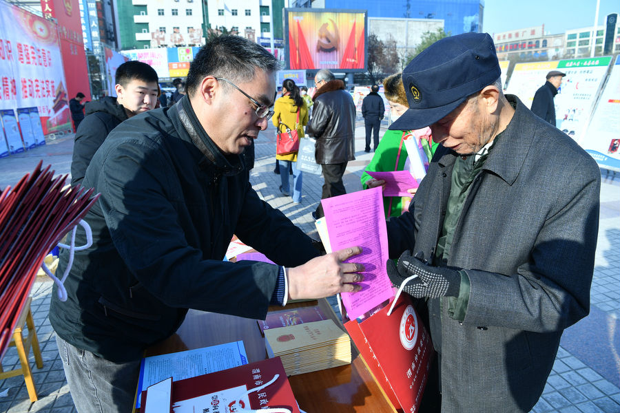 我委安延會(huì)秘書長(zhǎng)給群眾分發(fā)資料