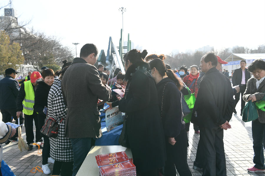 我委人員發(fā)放資料